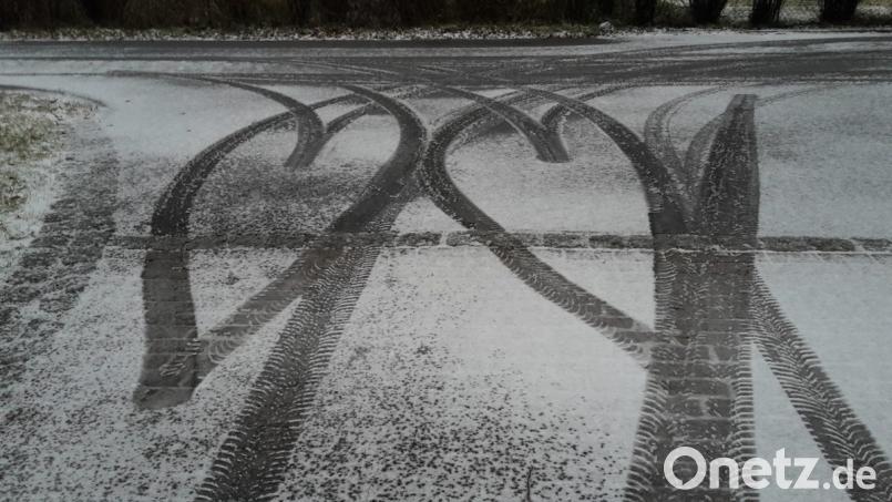 Ein Bild von Albert Sollfrank aus Kulmain hat uns erreicht zum so genannten Fest der Liebe: Ein Autoreifengemälde mit 2 Herzen im Schneematsch. Bild: exb