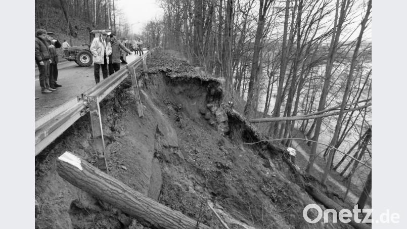 Vor 25 Jahren: Der damalige Oberbürgermeister Hans Kraus (helle Jacke) steht mit dem Leiter der Tiefbauabteilung, Josef Huber, am 23. Dezember 1993 an der Abbruchstelle der Fronberger Straße. Bild: Gerhard Götz