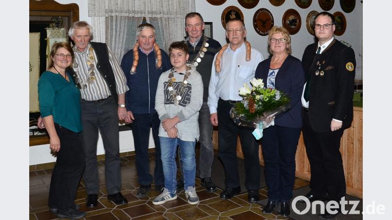 Schützenmeisterin Hildegard Werner (links) kürt mit Gauschützenmeister Stefan Brandmiller (rechts) Johann Schönberger, Franz Wildenauer, Aaron Kleber, Johann Kick, Franz Peintinger und Renate Forster (von links). Bild: fjo