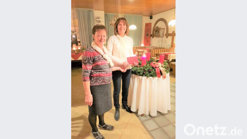 Fanclubleiterin Monika Enslein (links) mit Resi Rewitzer vom Verein Hoffnung für Menschen e. V. bei der Spendenübergabe. Bild: tu Bild: tu