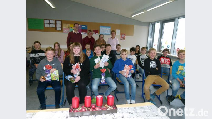 Beim Vorlesewettbewerb an der Markus-Gottwalt-Schule stellen sich (vorne, von links) Nico Buttler, Lisa Kraus, Julius Pfleger und Finn Hausner der Jury mit (hinten, von links) Wolfgang Bodensteiner, Susanne Preißinger, Felizitas Rahman und Angelika Heser. Bild: rn