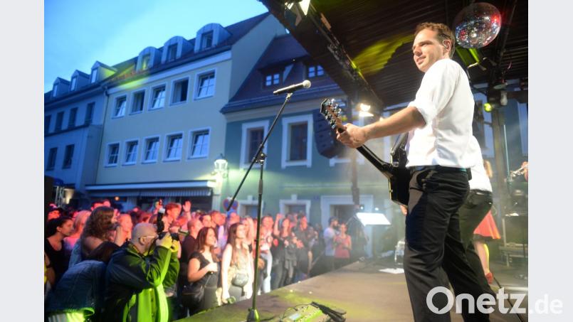 Tobias Wessely (36 Jahre aus Amberg) sorgt nicht nur bei den Funky Blues Rabbits (wie hier) für den guten Gitarrensound. Auch bei der Antenne Bayern WM Hymne war er beteiligt. Bild: brü