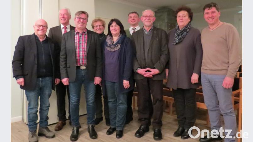 Stellvertretender Landrat Arnold Kimmerl (Zweiter von links) gratulierte dem ILE-Führungsteam zur Wahl (von links): Hans Eibauer, Arnold Kimmerl, Reiner Gäbl, Maria Baumer, Birgit Höcherl, Manuel Lischka, Georg Köppl, Barbara Hanauer und Gerald Reiter. Bild: kö