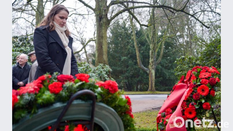 Melanie Leonhard (SPD), Hamburger SPD-Vorsitzende und Sozialsenatorin, auf dem Friedhof Ohlsdorf am Grab von Helmut Schmidt. Bild: Axel Heimken/dpa
