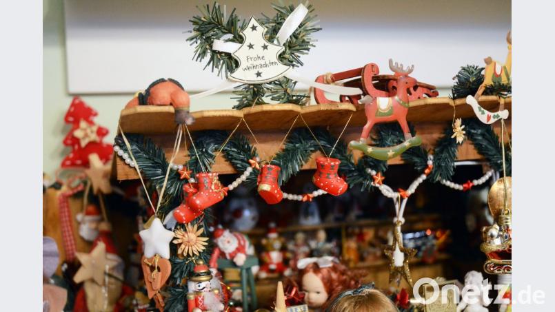 Bis ins kleinste Detail: Die Weihnachtspuppenstube ist liebevoll bestückt. Bild: Gabi Schönberger