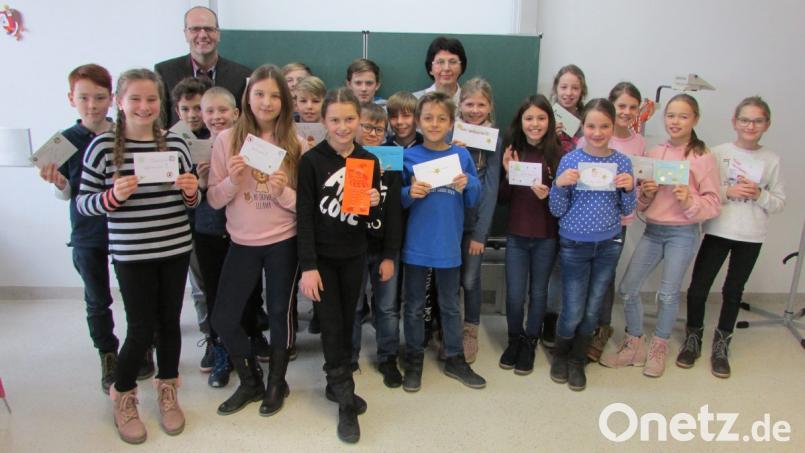 Freude durch Weihnachtsbriefe zu bereiten, war das Ziel der Klasse 5b des Gymnasiums. Beaufsichtigt von Religionslehrer Werner Dobmeier übergeben die Schüler BRK-Heimleiterin Manuela Schusser die Weihnachtsbotschaften. Bild: do