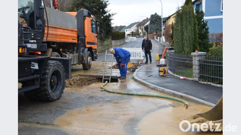 Eine ungeplante Riesenbaustelle! Ausgerechnet ein großer Wasserrohrbruch beschäftigt die Bauhofmitarbeiter am ersten freien Tag vor dem Weihnachtsfest. Eine schöne Bescherung. Die Anwohner am Finkenweg waren einen Vormittag lang ohne Wasserversorgung. Bild: dob