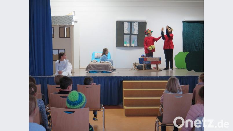 Mary hilft den beiden Wichteln, den Schlitten mit den Geschenken zu reparieren. Bild: jzk