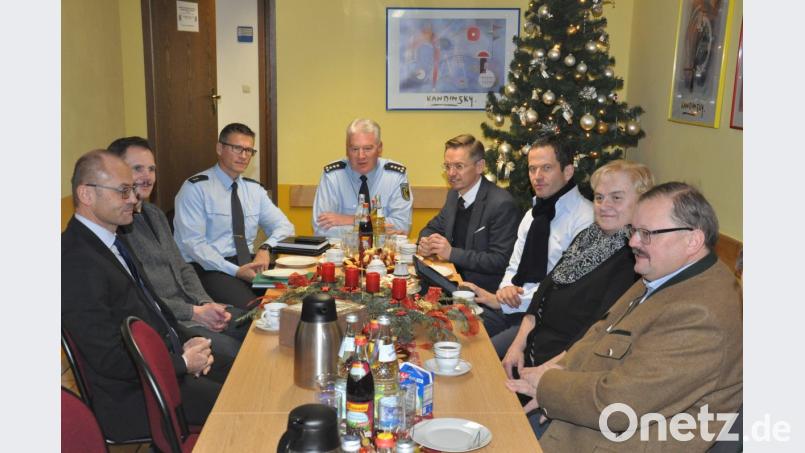 Informationen vor Ort sind für die Politiker wichtig. &quot;Sonst können wir unserer Verantwortung nicht gerecht werden&quot;, betonte MdB Albert Rupprecht beim Besuch bei der Bundespolizei in Bärnau (von links): Stellvertretender Landrat Dr.Alfred Scheidler, ZBFD-Leiter PHK Richard Seidl, POR Gerhard Höfler, Dienststellenleiter EPHK Wolfgang Franz, MdL Tobias Reiß, Albert Rupprecht, Kreisrätin Angela Burger und Bürgermeister Alfred Stier. Bild: ws