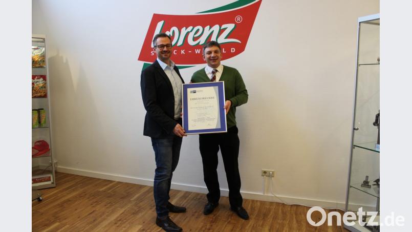 Werkleiter Michael Holtschultze (links) freute sich über die Urkunde, die durch IHK-Vertreter Manuel Lischka überreicht wurde. Bild: pko