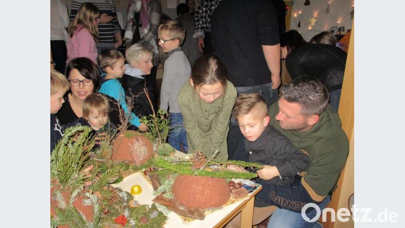 Bei einer Ausstellung zeigen die Kinder ihren Eltern voller Stolz die selbst gebastelten Krippen. Bild: si