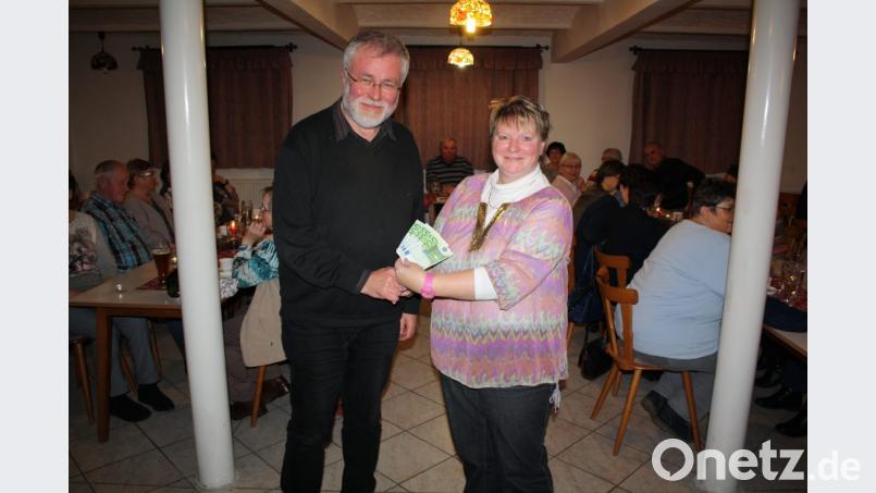 Mit einer 500-Euro-Spende für Pfarrer Edmund Prechtl beteiligt sich der Katholische Frauenbund Burkhardsreuth (rechts: Vorsitzende Maria Anzer) an der letzten &quot;Etappe&quot; der Pfarrkirchenrenovierung. Bild: bjp Bild: bjp