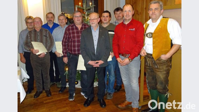 Sie wurden mit der Verdienstspange des Volksbundes Deutsche Kriegsgräberfürsorge ausgezeichnet: (von links) Alfons Keilhammer, Hans Lottner, Reinhold Dirschwigl, Walter Tischler, Alois Landgraf, Georg Köppl, Albert Haas, Josef Fischer, Markus Dirschwigl und Werner Killermann. Bild: kö