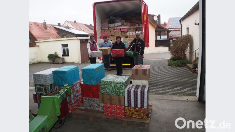 Beim Einladen der Päckchen in den ATU-Lkw packen Ludwig Wüst, Claudia Balk, Bruno Friedl und Bettina Reindl kräftig mit an. Bild: gz