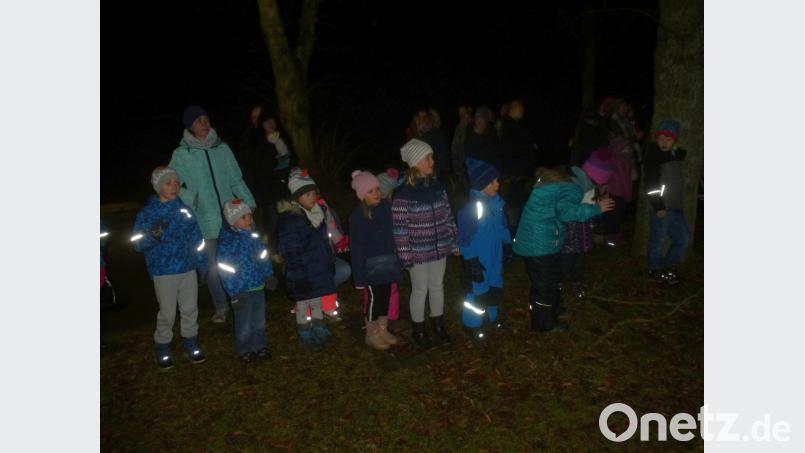 Die Kinder machten sich in gespannter Erwartung auf die Suche nach dem Christkind. Bild: mad