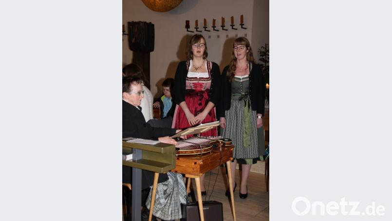 Die Stauber-Moila in Unterstützung durch Rita Butz an der Zither bereicherten mit ihrem zweistimmigen Gesnag das Adventskonzert in Gebenbach. Bild: ads