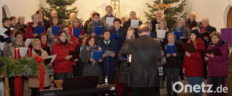 Die Kirchenchöre Stulln und Schwarzenfeld unter der Leitung von Dekanatsmusiker Michael Koch (am Pult) setzten mit „Machet die Tore weit“ einen grandiosen Schlusspunkt zum Adventsingen der Pfarreiengemeinschaft in der St. – Barbara – Kirche Stulln. Bild: ohr