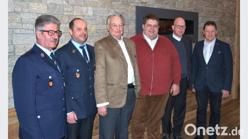 Der fitte Neunziger mit einigen Gratulanten (von links): Andreas Geitner und Georg Graf (Feuerwehr Illschwang), Jubilar Hans Maul, Bürgermeister Dieter Dehling, Pfarrer Thomas Schertel und Raiffeisen-Vorstandsmitglied Erich Übler. Bild: no