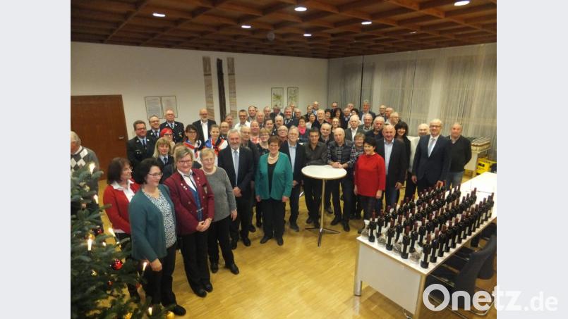 In lockerer Runde danken und gratulieren den Geehrten Bürgermeister Bernhard Lindner (Zweiter von rechts), Dritte Bürgermeisterin Evi Höllerer sowie Zweiter Bürgermeister und HKA-Vorsitzender Georg Götz (ab Vierter von rechts). Bild: ibj