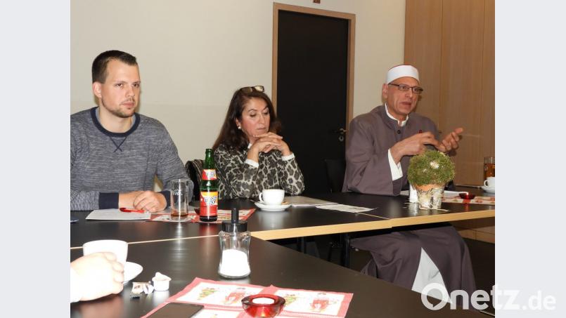 „Integration – wie weit sind beidseitige Kompromisse nötig?“ Dieser zentralen Frage gehen bei der Diskussionsrunde (von rechts) Imam Maher Khedr und Stadträtin Sema Tasali-Stoll nach. Bild: Winkler