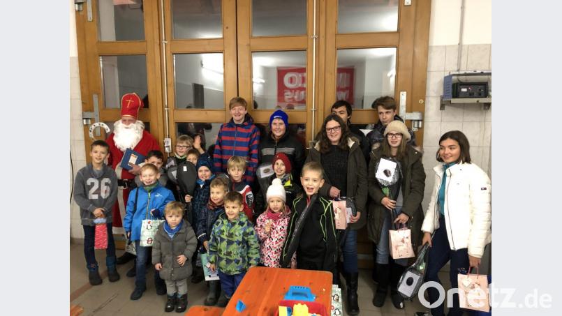 Die Löschzwerge und Jugendfeuerwehr haben sich durch ihre Leitungen und ihr Mitmachen während des Jahres die Geschenke vom Nikolaus redlich verdient. Bild: hl