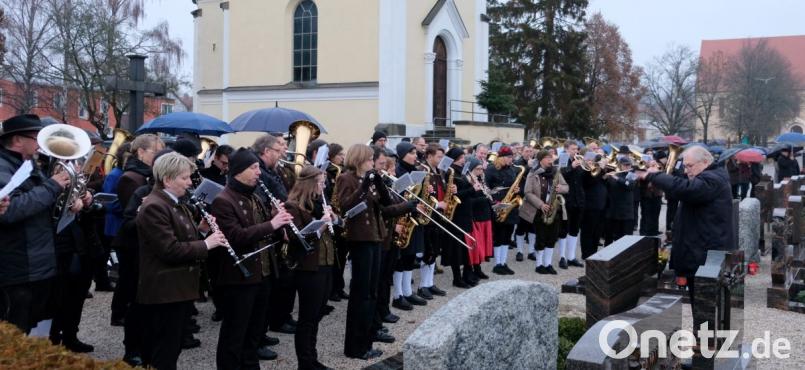 Weit über hundert Musikanten sagten ihrem Kapellmeister musikalisch adieu. Bild: mab
