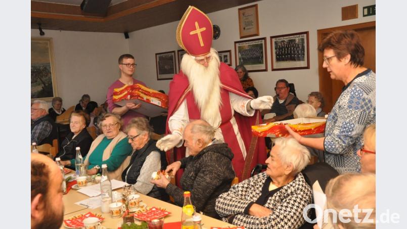 Der Nikolaus beschenkt die Patienten der BRK-Hauskrankenpflege. Bild: dob