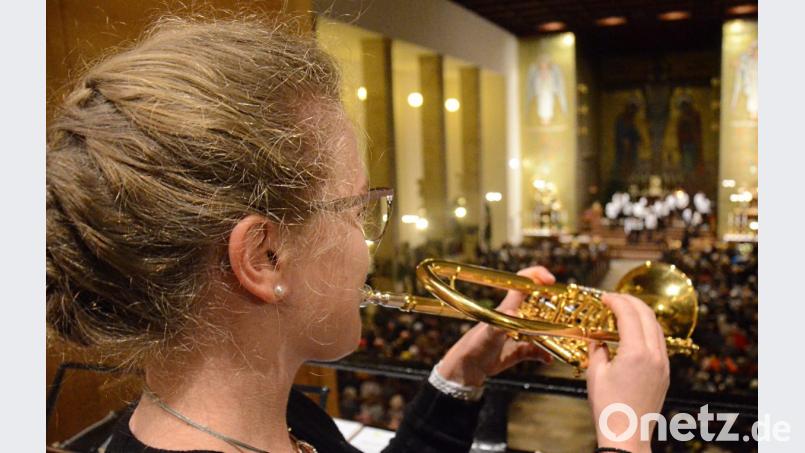 Walburga Puff bläst Jeremiah Clarkes "Trumpet Voluntary"" von der Empore. Bild: Kunz