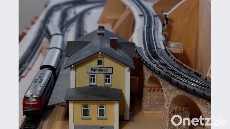 Der maßstabsgetreue ehemalige Tirschenreuther Bahnhof stamm aus dem Historama, dass Eckert zusammen mit Rainhard ............... vor Jahren gebaut hat. Bild: tr
