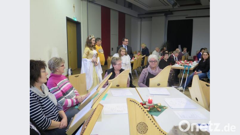 Die Veeh-Harfen Gruppe aus Grafenwöhr, das Kemnather Christkind (Amalie Zehfuß) und der Engel (Loreen Mätzner) bereiten den Senioren eine besinnliche Adventsfeier. Bild: jzk