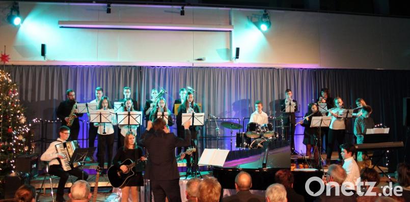Das Schulorchester sorgt beim Weihnachtskonzert am Gymnasium Eschenbach für außerordentlich gute Klänge. Bild: stg