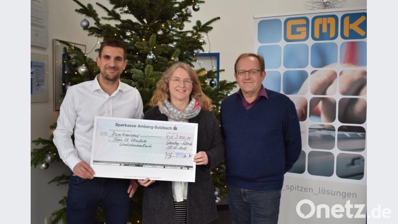 Mit einer großzügigen Spende von 2000 Euro überraschte die Firma GMK Design das Kinderheim St. Elisabeth in Windischeschenbach. Die beiden Geschäftsführer Christoph Kredler (links) und Manfred Güntner (rechts) übergaben den Scheck der Heimleiterin Hannelore Haberzett. Bild: bnr