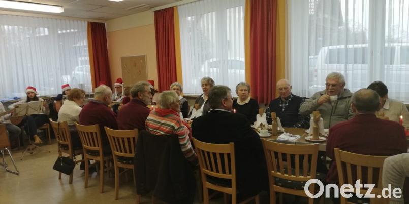 Beim gemeinsamen Essen und netter Unterhaltung hatten die Besucher reichlich Gelegenheit, miteinander die vorweihnachtliche Feier zu genießen. Bild: exb