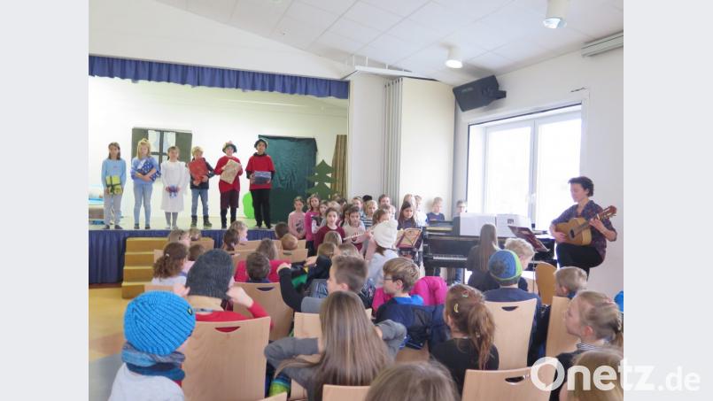 „Hightech allemal, schnelles Internet zum Weihnachtsmann ans Bett“, singt der Schulchor während des Weihnachtsmusicals der Grundschule. Bild: jzk