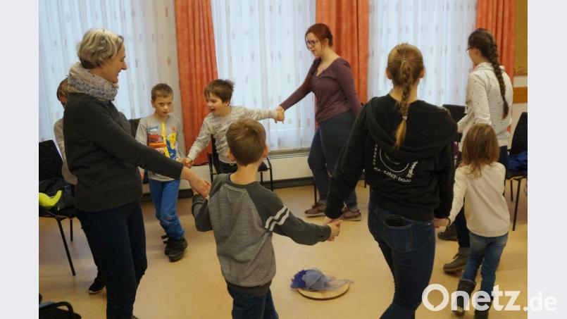 Bewegungsspiele, Geschichten, Bastelarbeiten und Gebete, die Pfarrerin Ruth Schlinke gemeinsam mit Paula Klepser, Natalie Schmid und Miriam Schlinke vorbereitet hatte, machten den Kindern beim Minibibeltag viel Freude. Bild: weu
