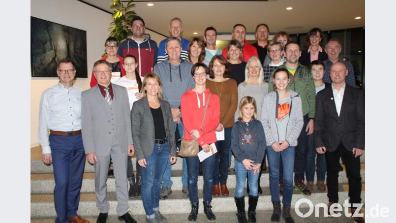 Die aktiven Teilnehmer am Sportabzeichen-Wettbewerb mit Bank-Chef Helmut Wolfrum (links) Organisationsleiterin Margit Friedl (Dritte von links) und TG-Vorsitzenden Wolfgang Rahm (rechts). Bild: hä