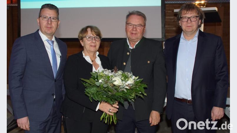 Die Geschäftsführer Stephan (links) und Günther Irlbacher mit ihren Eltern Anna Maria und Josef. Beim Jahresabschluss sprachen die Söhnen ihren Dank für das Vertrauen bei der Führung des Unternehmens aus. Bild: mmj