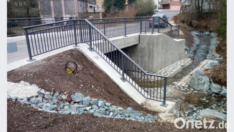 Mit dem Anbau eines massiven Geländers wird die neue Brücke in Naslitz nun fertiggestellt. Sie stellt eine wichtige Verbindung zwischen den Gemeinden Schlammersdorf und Prebitz und so zwischen der Oberpfalz und Oberfranken dar. Bild: lgc