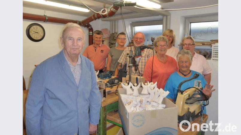 Die Holzwerkgruppe des BRK-Seniorenheims St. Barbara erfüllt den Weihnachtswunsch des Katholischen Frauenbunds und fertigt 100 Holzengel (von links): Richard Nagler, Anton Pirzer, Irmgard Müller, Josef Kohl, Julia Wenzl, Maria Maier, Gisela Witt und Pflegedienstleiterin Patricia Kugler. Bild: u