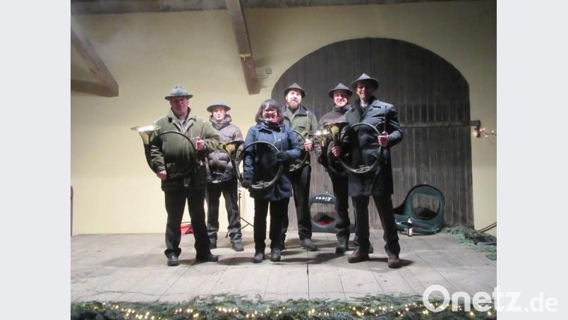 Mit stimmungsvollen Bläserstücken erfreuten Hornmeister Ely Eibisch (rechts) und seine Kaibitzer Schloßbläser die Besucher des 14. Friedenfelser Weihnachtsmarktes. Bild: jzk