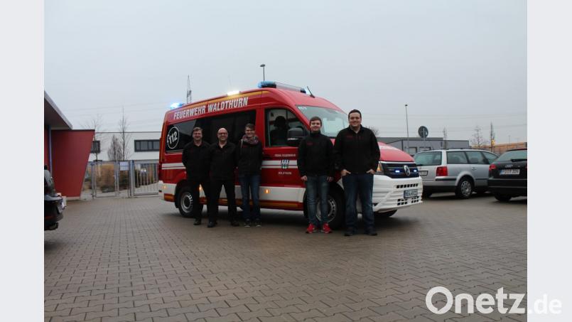 Josef Pflaum senior, Kreisbrandmeister und zweiter Kommandant Alexander Kleber, zweite Vorsitzende Kerstin Wittmann, Jugendsprecher Valentin Reil und Gruppenführer Andreas Holfelner (von links) holten am Mittwoch das neue Mehrzweckfahrzeug in Forchheim ab. Bild: fla