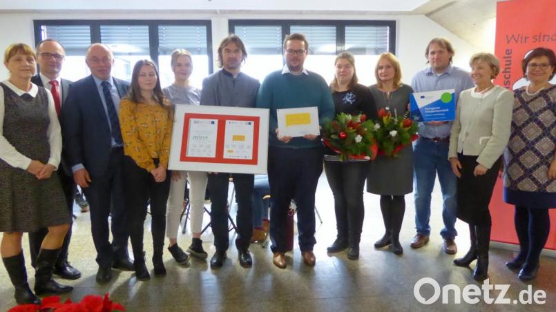 Verleihung der Urkunden (von links): Konrektorin Martina Fels, Fördervereinsvorsitzender Udo Kasseckert, stv. Landrat Albert Nickl, Schülersprecher Tabea Meiler und Julia Sennert, Konrektor Ramon Gomez-Islinger, Studienrat Alexander Frey, Studienrätin Theresa Büllesfeld, Beratungsrektorin Irmgard Schwartz, Beratungsrektor Johannes Paetzold, Ministerialbeauftragte Maria Kinzinger, Rektorin Irene Sebald. Bild: fsb