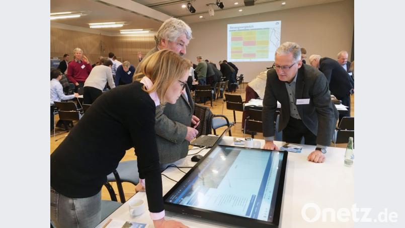 Irchenrieths Bürgermeister Josef Hammer (rechts) ist misstrauisch. Er glaubt Tennet-Vertreterin Carolin Kürth und Ingenieur Lothar Grosser nicht so recht, dass der Südost-Link weniger nah als in einem Plan eingezeichnet an seiner Gemeinde vorbeiführt. Bild: phs
