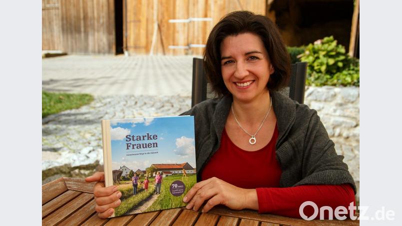Kreisbäuerin Sabine Schindler stellt das neue Buch &quot;Starke Frauen&quot; vor, das zum 70-jährigen Bestehen den Fokus auf die Landfrauen im Landkreis lenkt. Bild: Hösamer