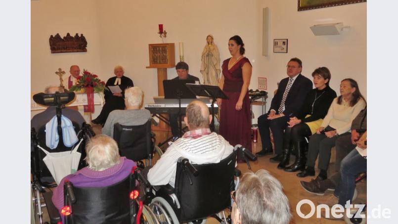 In der Hauskapelle des BRK-Seniorenheims Vilseck versammeln sich zur Weihnachtsfeier Bewohner und Personal (hinten, von links): Pfarrer Josef Wittmann, Pastor Martin Valeske, Gerhard Kraus am Keyboard, Mezzosopranistin Eleanor Nemeth Patton, Bürgermeister Hans-Martin Schertl mit Frau Gerlinde. Bild: rha