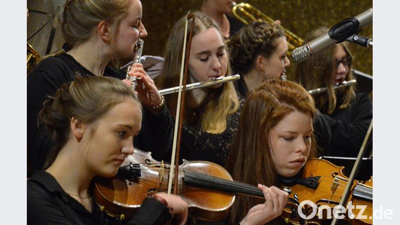 Das Schulorchester spielt "Winter Winds" nach einem Arrangement von Katharina Scharnagl. Bild: Kunz