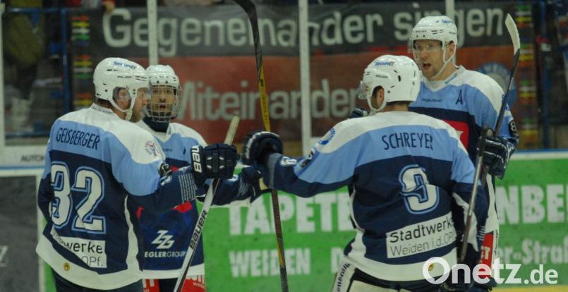 Jubel bei den Devils-Spielern Herbert Geisberger, Marcel Waldowsky, Mirko Schreyer und Michael Kirchberger (von links): Die Weidener gewannen am Freitag beim EHC Waldkraiburg mit 4:2. Bild: gb