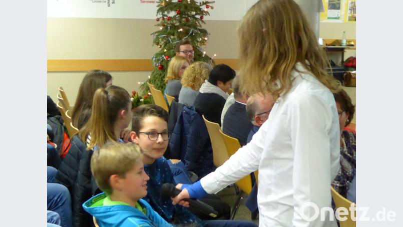 …und interviewen ihre Mitschüler. Bild: fsb