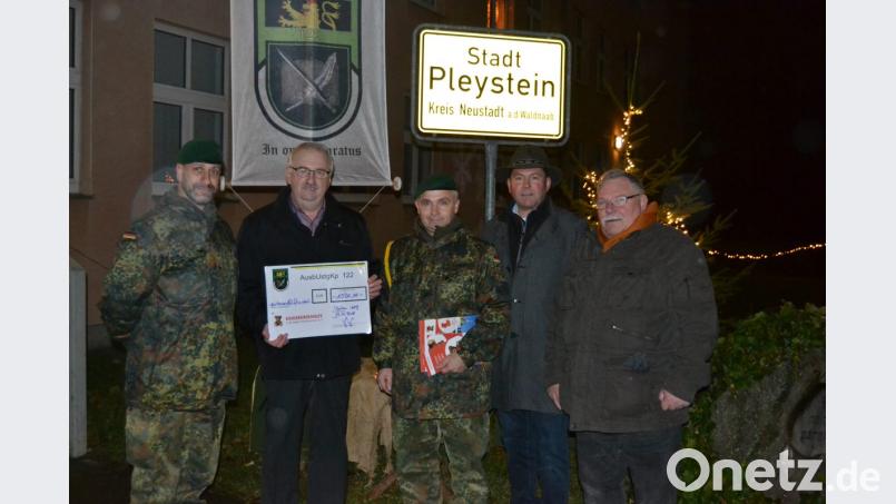 Hauptmann Olaf Niederdräing (links) und Oberstabsfeldwebel Tobias Knop (Dritter von links) übergeben 1500 Euro an die Kinderkrebshilfe, vertreten durch Herbert Putzer (Zweiter von links). Bild: hcz