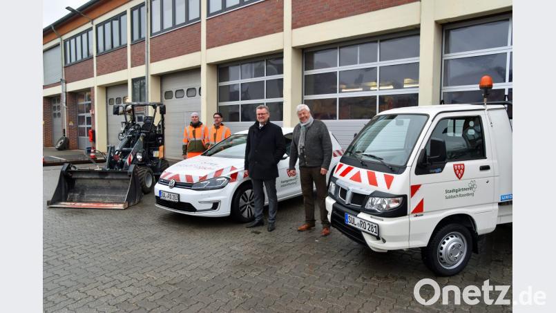 Über die Ergänzung des Fuhrparks freuen sich (von links) die Stadtgärtner Andreas König und Richard Eagan, Bürgermeister Michael Göth sowie Rainer Gründel (Kommunale Kunden N-Ergie). Bild: Andreas Royer